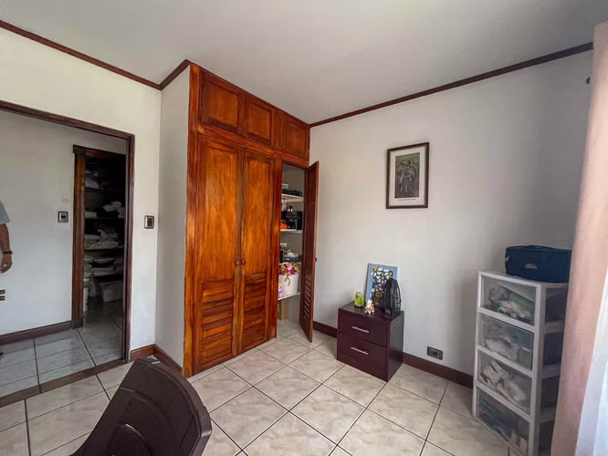 Venta de casa esquinera y amplia cerca de Plaza América