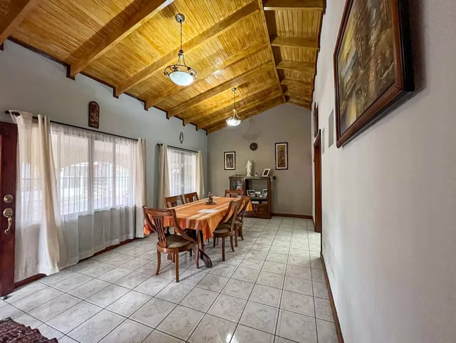Venta de casa esquinera y amplia cerca de Plaza América