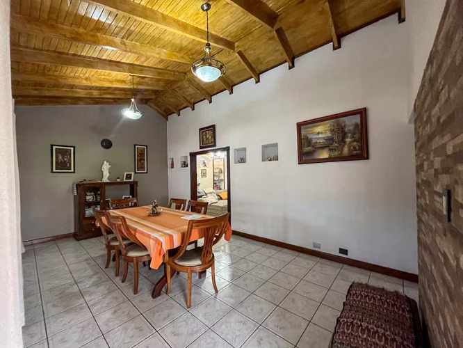 Venta de casa esquinera y amplia cerca de Plaza América