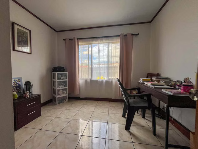 Venta de casa esquinera y amplia cerca de Plaza América