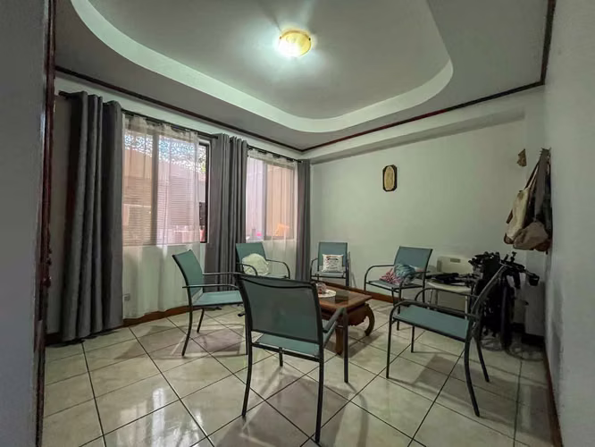 Venta de casa esquinera y amplia cerca de Plaza América