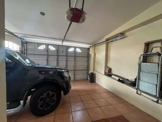 Venta de casa esquinera y amplia cerca de Plaza América
