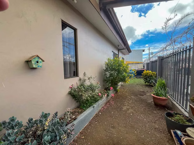Venta de casa esquinera y amplia cerca de Plaza América