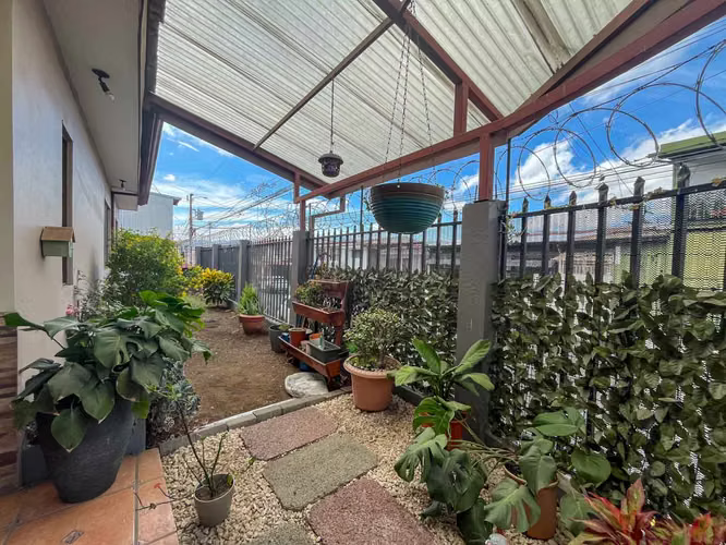 Venta de casa esquinera y amplia cerca de Plaza América