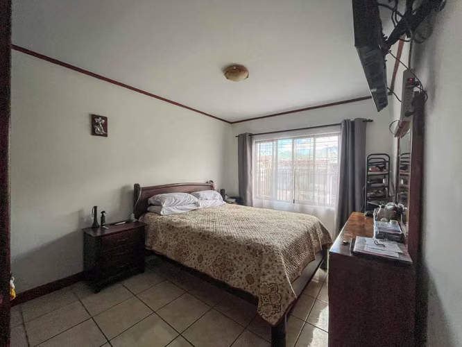 Venta de casa esquinera y amplia cerca de Plaza América