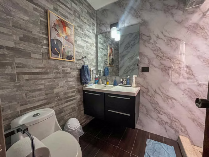 Venta de casa esquinera y amplia cerca de Plaza América