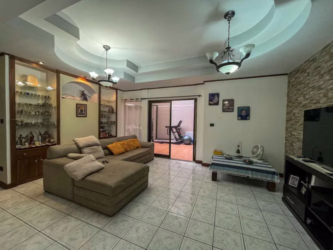 Venta de casa esquinera y amplia cerca de Plaza América