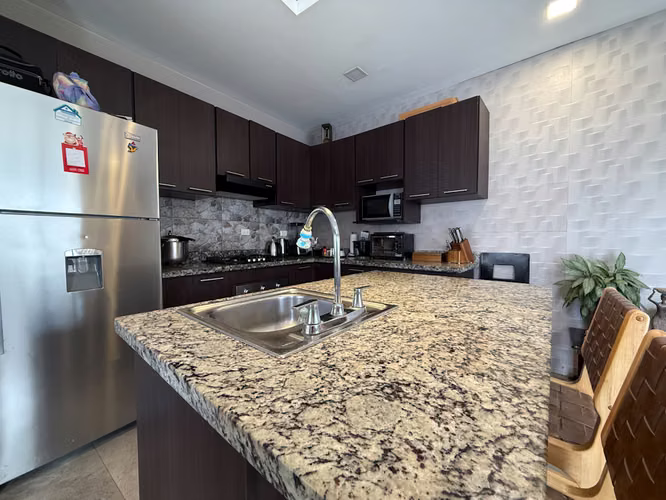 Venta de Casa en San Isidro de Coronado, Moderna y Espaciosa