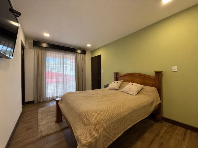 Venta de Casa en San Isidro de Coronado, Moderna y Espaciosa