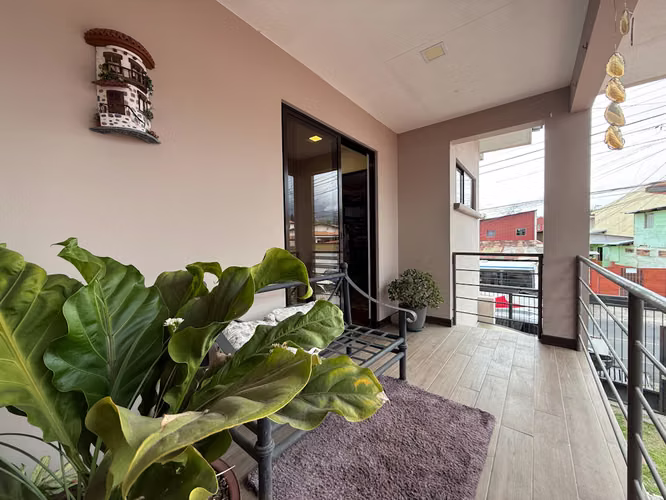 Venta de Casa en San Isidro de Coronado, Moderna y Espaciosa