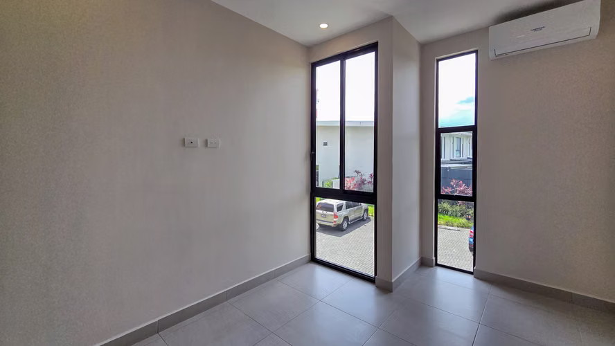 Venta de casa con amplio patio ubicada en Lindora Santa Ana - Imagen 8