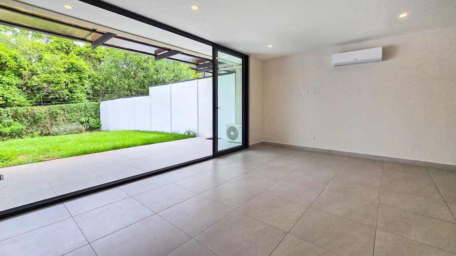 Venta de casa con amplio patio ubicada en Lindora Santa Ana - Imagen 3