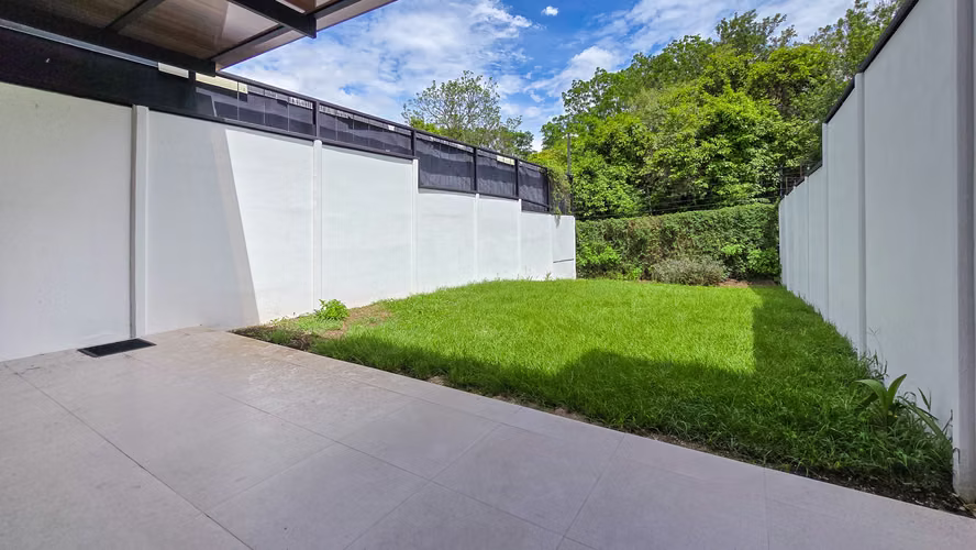Venta de casa con amplio patio ubicada en Lindora Santa Ana - Imagen 4