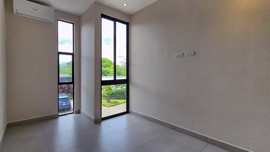Venta de casa con amplio patio ubicada en Lindora Santa Ana - Imagen 7