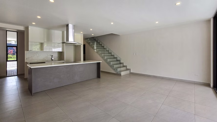 Venta de casa con amplio patio ubicada en Lindora Santa Ana