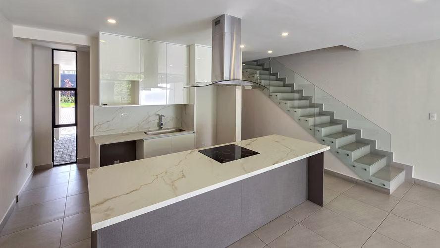 Venta de casa con amplio patio ubicada en Lindora Santa Ana - Imagen 2
