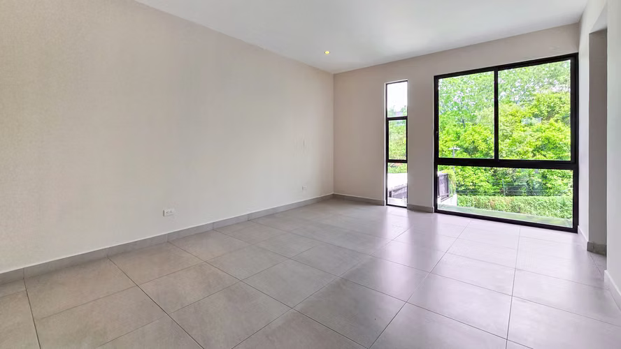 Venta de casa con amplio patio ubicada en Lindora Santa Ana - Imagen 5
