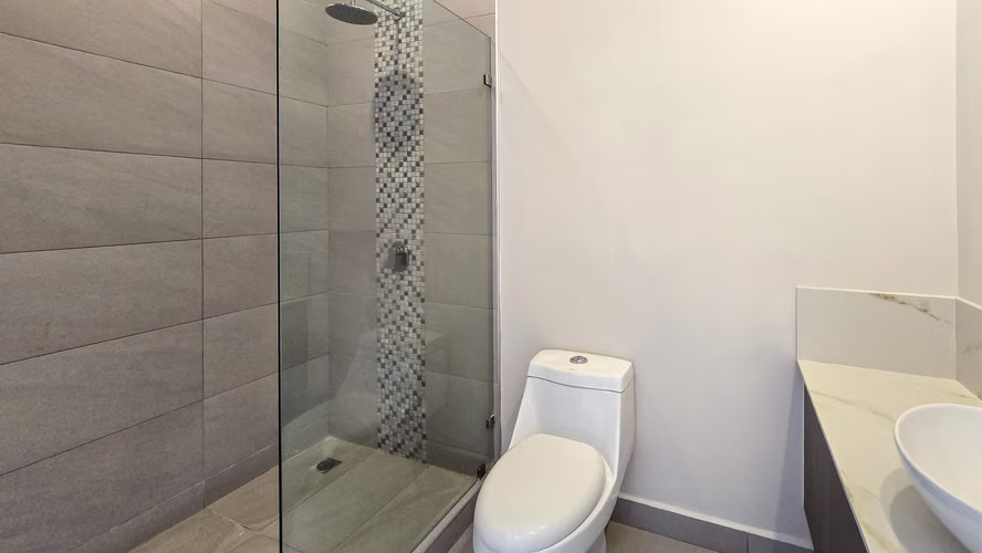 Venta de casa con amplio patio ubicada en Lindora Santa Ana - Imagen 9