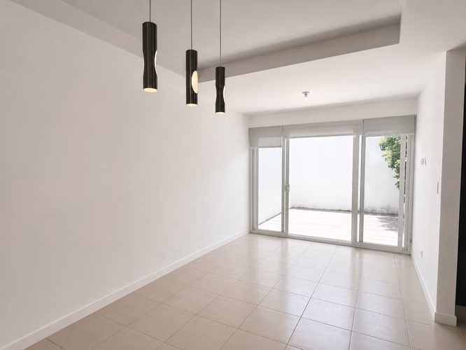 ALQUILER | CASA MODERNA CON LÍNEA BLANCA CON PATIO PIEDADES SANTA ANA - Imagen 6