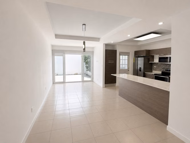 ALQUILER | CASA MODERNA CON LÍNEA BLANCA CON PATIO PIEDADES SANTA ANA - Imagen 4