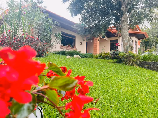 Venta de Casa en San Rafael de Heredia Angeles en lote de 2500 m2 - Imagen 2