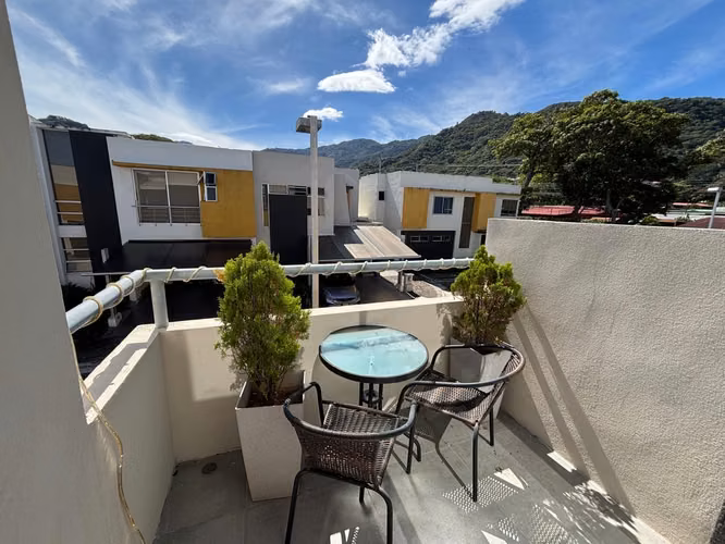 Venta de casa Santa Ana, Piedades de 3 hab + hab servicio + oficina