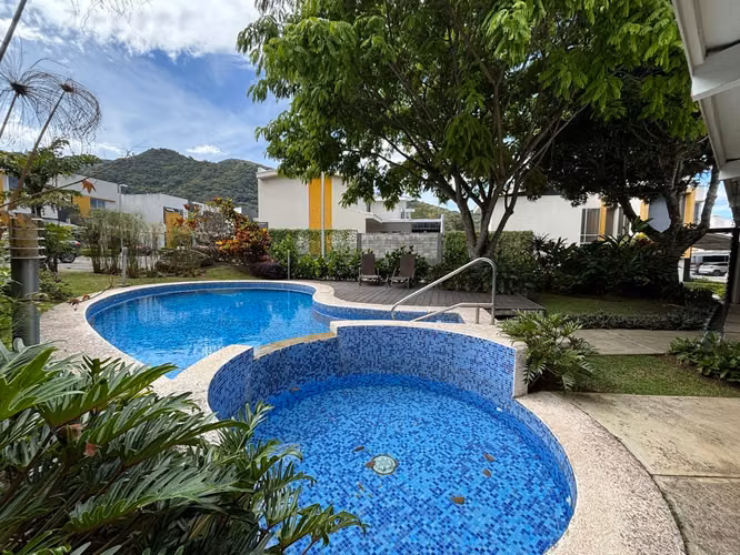 Venta de casa Santa Ana, Piedades de 3 hab + hab servicio + oficina