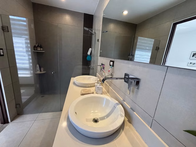 Venta de casa Santa Ana, Piedades de 3 hab + hab servicio + oficina