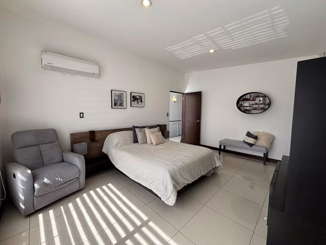 Venta de casa Santa Ana, Piedades de 3 hab + hab servicio + oficina