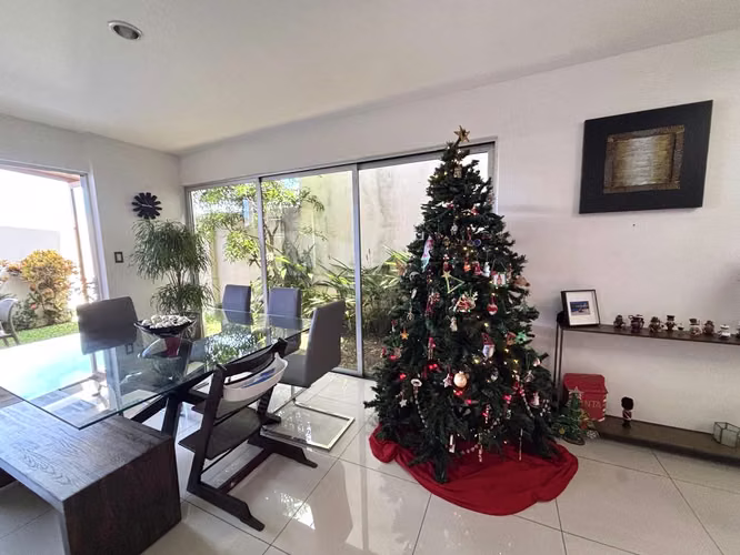 Venta de casa Santa Ana, Piedades de 3 hab + hab servicio + oficina