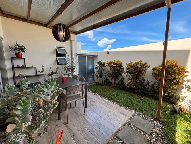 Venta de casa Santa Ana, Piedades de 3 hab + hab servicio + oficina