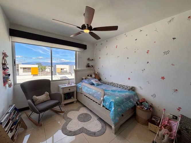 Venta de casa Santa Ana, Piedades de 3 hab + hab servicio + oficina