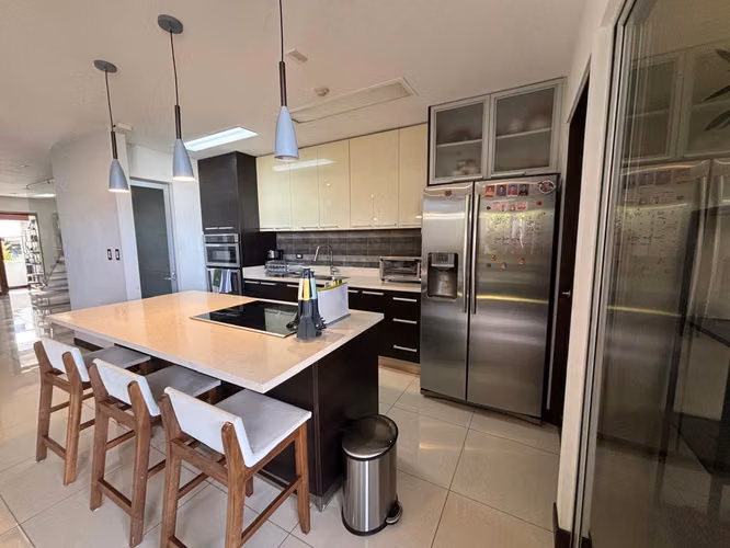 Venta de casa Santa Ana, Piedades de 3 hab + hab servicio + oficina