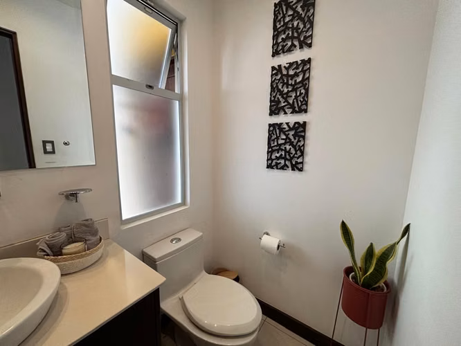 Venta de casa Santa Ana, Piedades de 3 hab + hab servicio + oficina