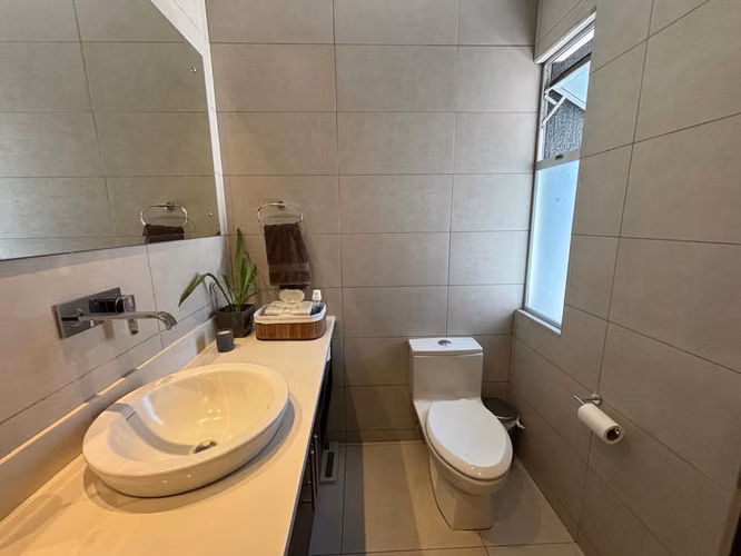 Venta de casa Santa Ana, Piedades de 3 hab + hab servicio + oficina