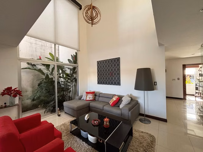 Venta de casa Santa Ana, Piedades de 3 hab + hab servicio + oficina