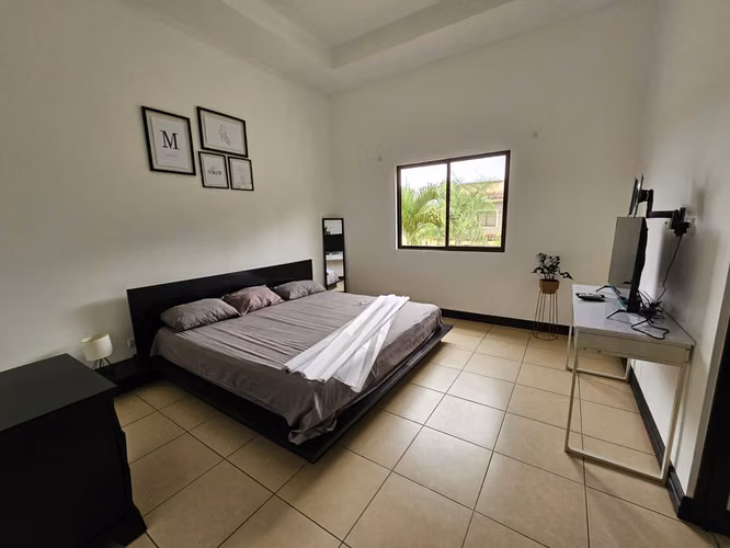 Santa Ana Hills, muy linda-amplia-fina, 3 hab, 2.5 baños, s-TV, full A/C, patio, coch-4, ubicacion. - Imagen 10