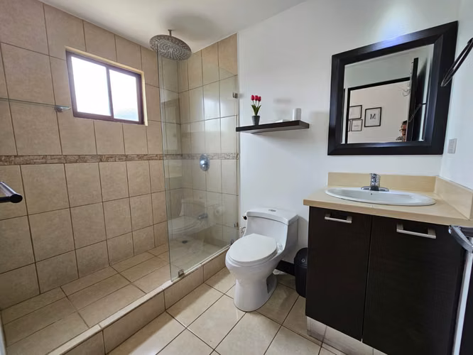Santa Ana Hills, muy linda-amplia-fina, 3 hab, 2.5 baños, s-TV, full A/C, patio, coch-4, ubicacion. - Imagen 11