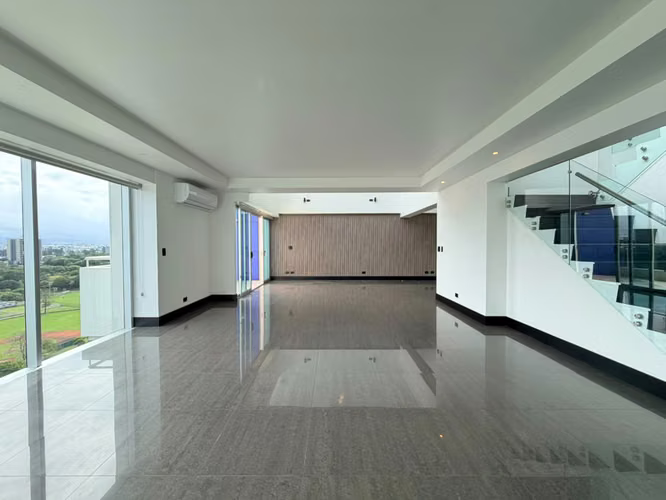 SE ALQUILA IMPONENTE PENT HOUSE EN SABANA FRENTE AL PARQUE LA SABANA - Imagen 3