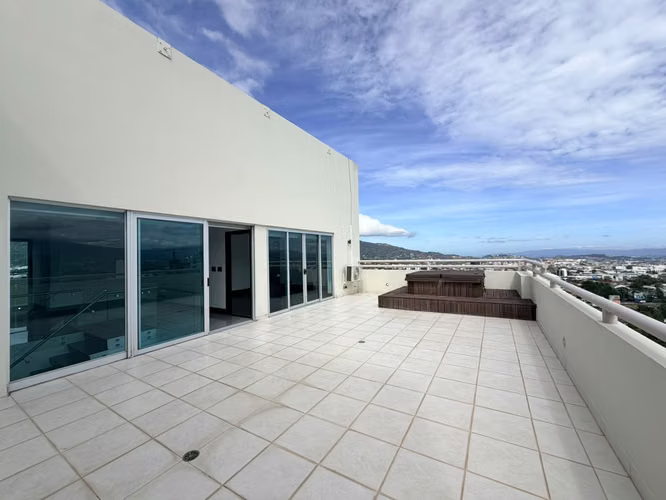 SE ALQUILA IMPONENTE PENT HOUSE EN SABANA FRENTE AL PARQUE LA SABANA - Imagen 18