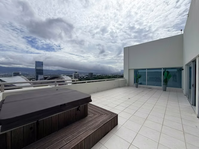SE ALQUILA IMPONENTE PENT HOUSE EN SABANA FRENTE AL PARQUE LA SABANA - Imagen 17
