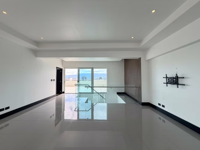 SE ALQUILA IMPONENTE PENT HOUSE EN SABANA FRENTE AL PARQUE LA SABANA - Imagen 11