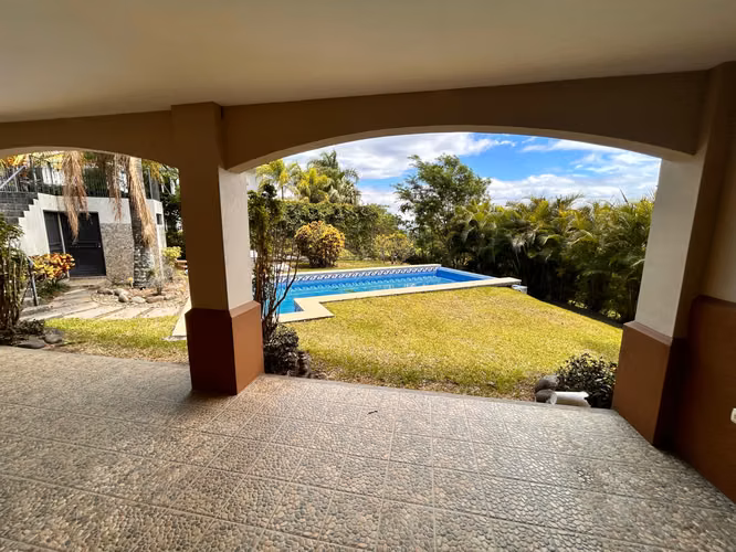 Venta de Casa en Ciudad Colón propiedad de oportunidad - Imagen 2