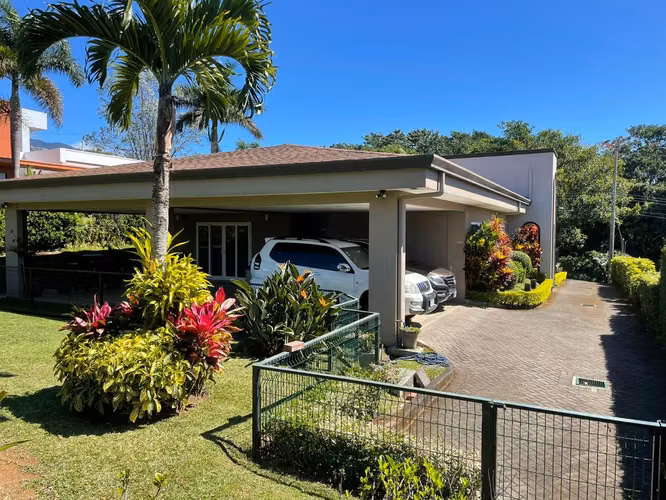 SE VENDE  CASA  EN  CONDOMINIO VISTAS DE SANTA BARBARA 1318 M2 TERRENO