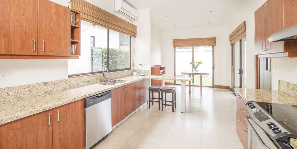Condominio 4 habs en Santa Ana Lindora Jardines del Valle con piscina