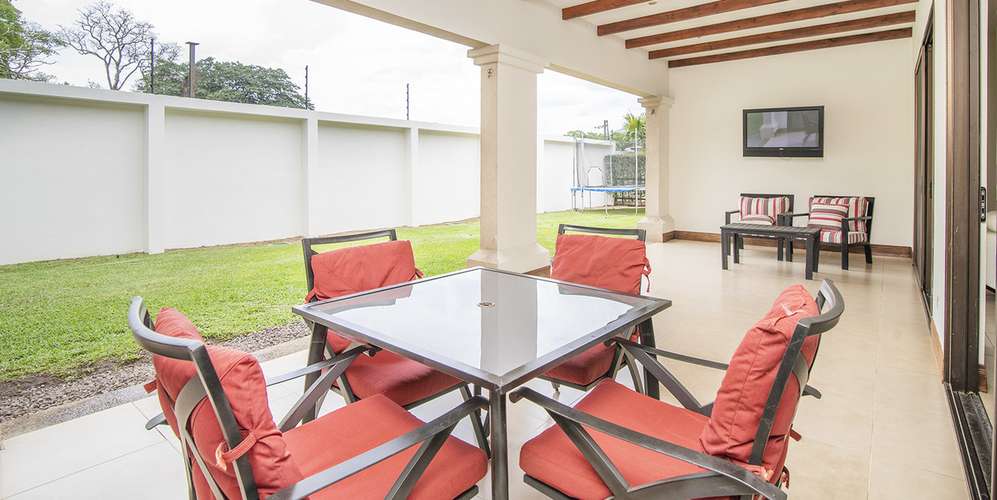 Condominio 4 habs en Santa Ana Lindora Jardines del Valle con piscina