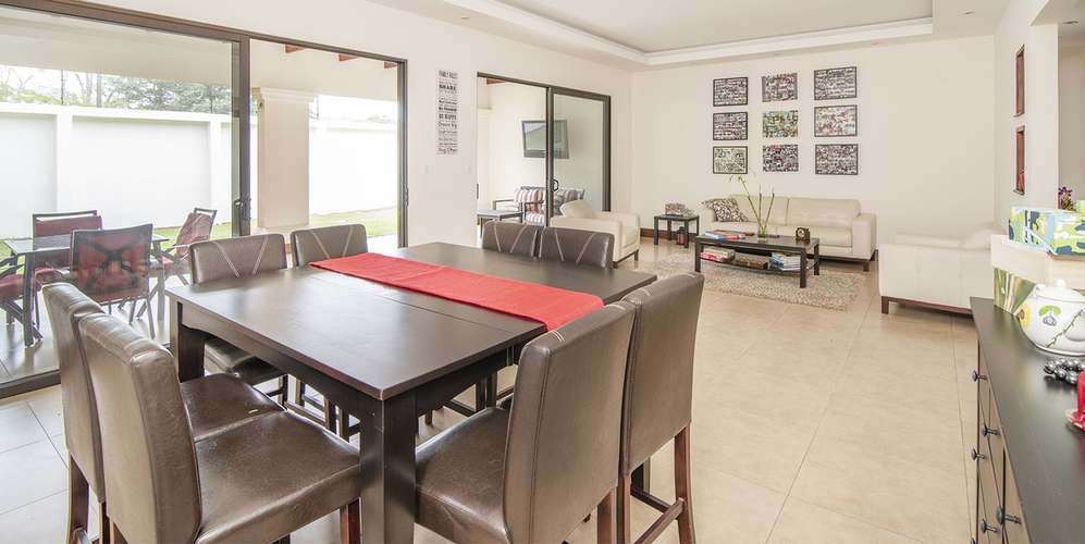 Condominio 4 habs en Santa Ana Lindora Jardines del Valle con piscina