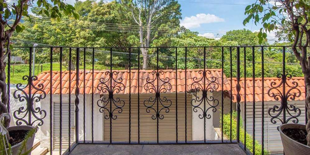 Casa 4 habs en Escazú San Antonio - Montaña y amplio jardín - Luz - Imagen 2