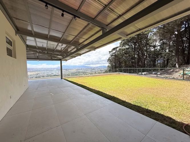 Apartamento Exclusivo de 3 Habitaciones en Alquiler en Guachipelín, Escazú | Amplio Jardín Privado y Vistas ID26106 - Imagen 3