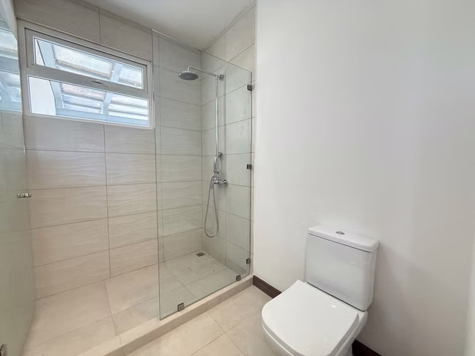 Apartamento Exclusivo de 3 Habitaciones en Alquiler en Guachipelín, Escazú | Amplio Jardín Privado y Vistas ID26106 - Imagen 6
